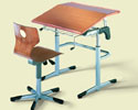 Nr. 1197: Undervisningsmbler/Skolembler. ERGOTOP.Indstilleligt skolebord med hndsving og mulighed for skrstilling af bordplade fra 0 til 16 grader. Bagtil er en 20 cm dyb vandret plade med holder for blyanter mv.Den store bordplade har fortil p midten holder for bger mv. Rundrr med svejst konstruktion for maximal holdbarhed. Epoxybehandlet i farver. Taskeknager i en henholdsvist 2 sider ved dobbeltbord. Glidesko i plast med beskyttelse af overben kan mod merpris ogs fs med filtsko. T-konstruktionen letter til og fragang til bordet meget. Plademl: 75x65 og 130x65 cm. Bordhjde fra 58 - 82 cm. 