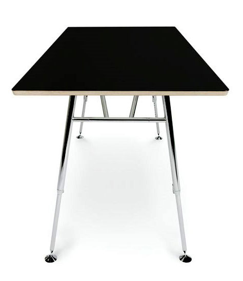 Nr. 1866: Foldable Desk kombinerer 2 unikke fordele: hjdeindstilleligt og folde/-klapbord. Det high tech understel er i krom med hurtigt indstillelige ben hvor hjdeindikation er er presset ind i stlet. Nivellerbare dupsko med krom overdel. Bordplade i melamin hvid/sort/eg med 2 mm tilsvarende ABS kantliste.
Ml: H: 66-108 cm, 80x160- 180x80 og 200x80 cm.

Design:Paolo Rizzatto & Franscisco Gomez Paz