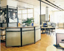 Nr. 392: Front glas/glas. Top birk. Som vist her kan arbejdspladsen vre en integreret del af hele systemet.
Infoteket Lindholmen, Gteborg.