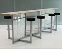 Nr. 32: Systemet giver mulighed fo egne lsninger efter nske. Her er vist en bordplade med integrerede barstole.