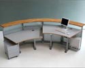 Nr. 34: Her er receptionen vist med 2 arbejdsplader som er elektrisk hve/snkbar. Indvendigt er skranken som standard monteret med kabelbakke og her med en ekstra hylde som CPU holder. 