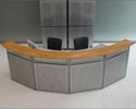 Nr. 39: Reception med stlfront, overplade i massiv eg og bordplade i linolium. 